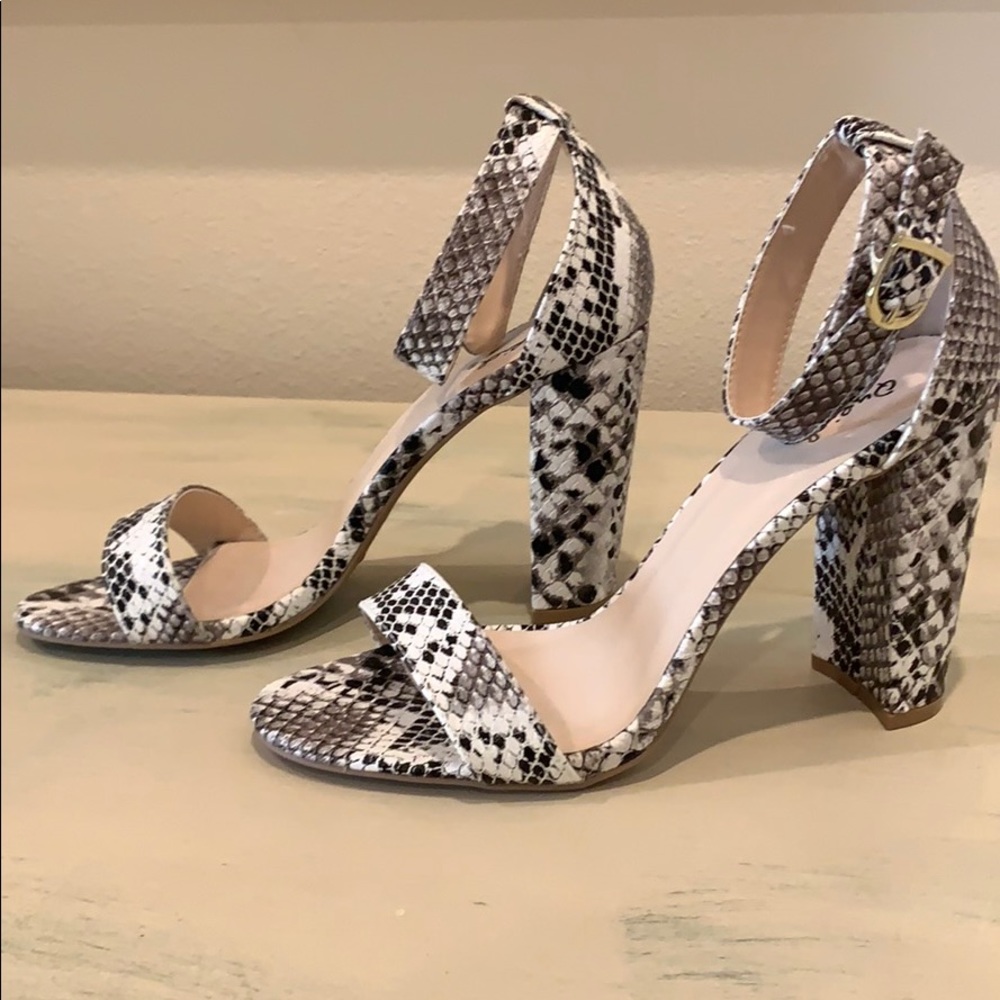 NWOT Quipid snakeskin heels